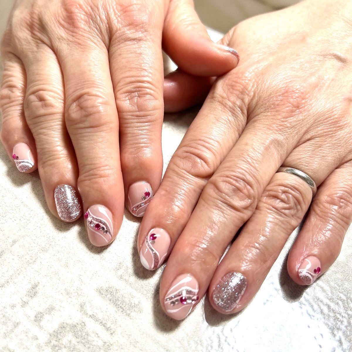 nail_haniel's tweet photo. 本日はお客様のジェルネイルをご紹介💅ヌーディーカラーをベースに、きらめくラメとホワイトの曲線ラインで上品さをプラス✨ビビッドピンクのストーンがアクセントになり、大人可愛い指先に💖
nHnail Hanielは半蔵門のプライベートネイルサロンです。市ヶ谷、四ツ谷からもアクセス良好です◎ https://t.co/ow6GuuW2Mo