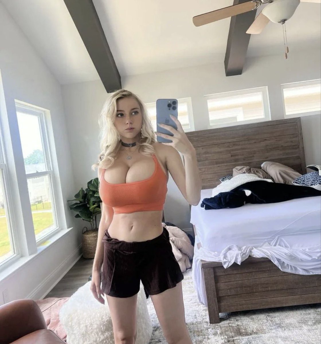 zoe_moore012's tweet photo. Do you love my outfit https://t.co/3AILXUKZiz