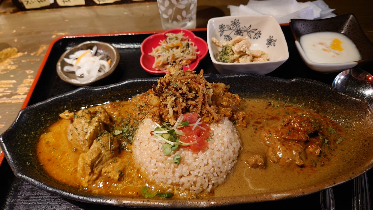 jupiterkz's tweet photo. 大阪遠征、カレーシリーズ🍛

本日は旧ヤム邸さんの、3種カレー

辛すぎす、甘すぎず、それでいて一口目からスパイスの刺激がしっかり口の中に広がるカレー

美味しゅうございました https://t.co/A0pQFIb01f