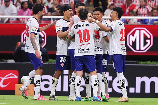 FanDiablo2's tweet photo. Después de lo visto la primer jornada, queda claro quienes son los dos candidatos al título.

Ambos van a disputar el campeón de campeones el próximo sábado, son los dos mejores equipos de los últimos 2 años. 

Ya demostraron que son más grandes que Pumas y acabaron con esa falsa grandeza, uno ya tiene más títulos oficiales que Chivas y un gran arrastre en afición, el otro ya tiene las mismas ligas que Chivas y más concachampions. No dudo que en unos años más sean el 2do y 3er más grande y más ganadores de México.

El clásico de la amistad, va. @CruzAzul 🤝 @TolucaFC