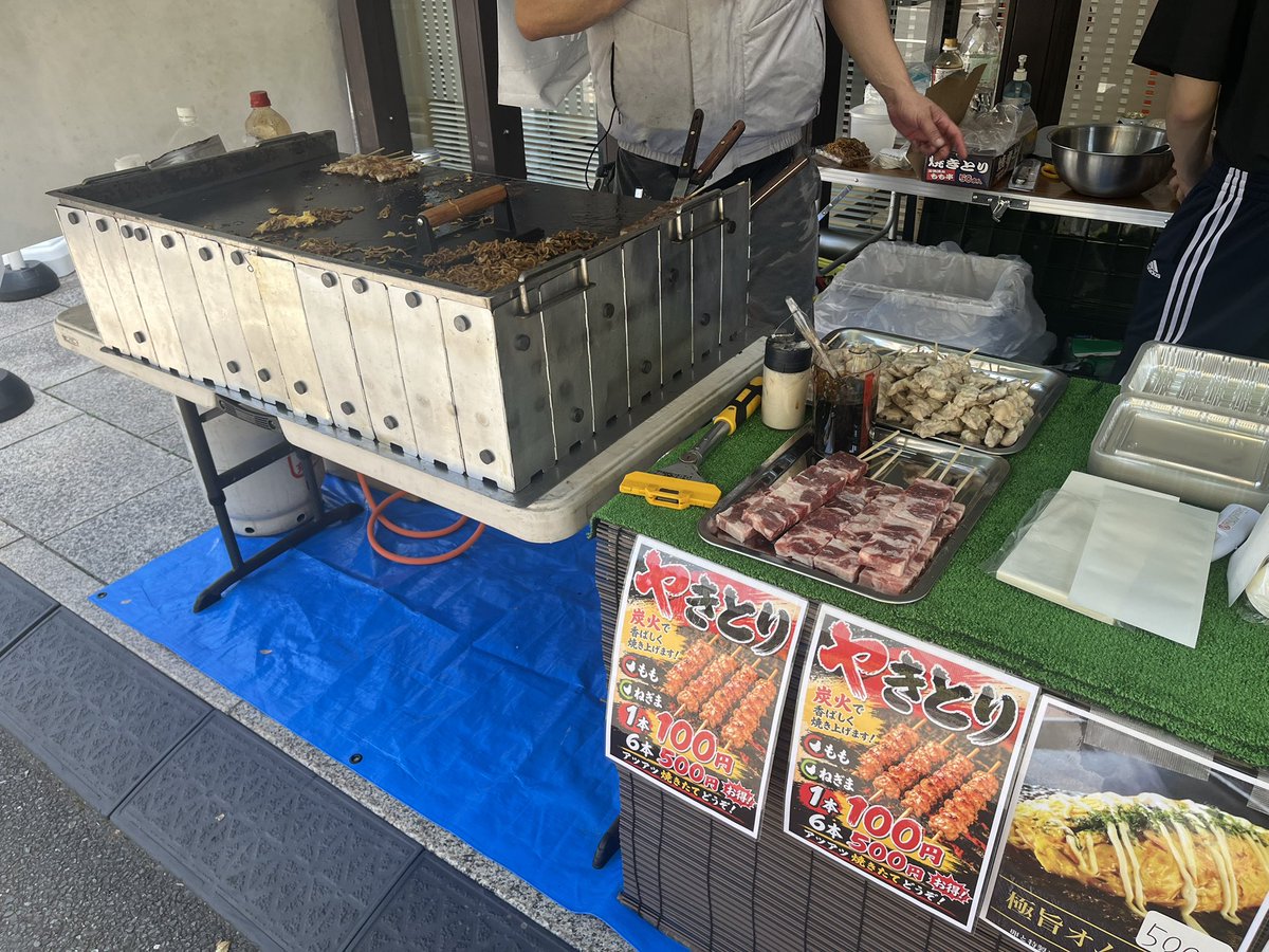 pegasasu_tenten's tweet photo. 🥩💣飯テロ投下💣🥩
お昼休憩は【ダイマルキッチン】さんへ!!

なんと破格の！💥
🟩焼き鳥100円^ - ^✨
🟩オムそば500円^ - ^✨
🟩やきそば400円^ - ^✨
🟩牛カルビ500円^ - ^✨
味もめちゃうまでした!!🙇🙇🙇

そして私はと言うと祝言とったが即落ち！
ですが大きくハマってもないので継続へ🔥

店内は変わらず天膳が満台🈵🟣
エウレカ・カバネリ・モンキー・北斗転生が高稼働といった印象🈵
ジャグラーコーナーもゴージャグ・ガールズから良台あり✨🤡
【プレスト弥生台店】【PR】