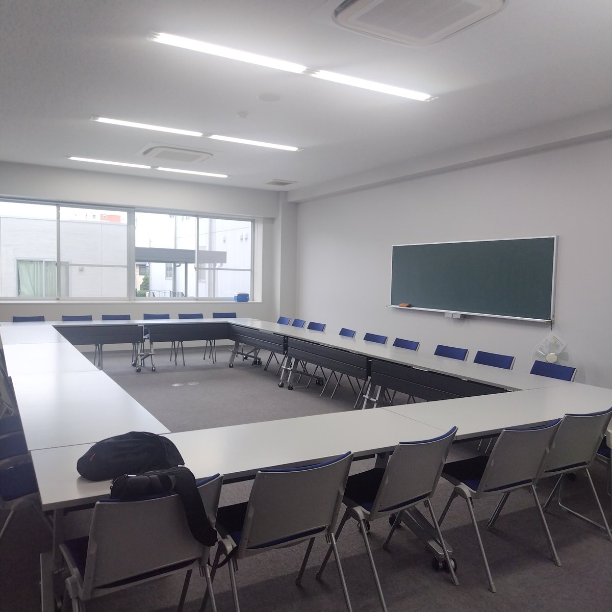 cl_aichi's tweet photo. 【愛知サマーセミナー】
本日、19日２・３限目にチャイルドラインあぃちの講座があります
子どもの権利・人権について自分の頭、感覚でじっくり考える時間 と
「聴く」ということを体感しながら
その大事さなどを考えてもらいたいと準備しました。
会場はふたつとも
同朋大学博聞館２階 H208教室
です https://t.co/w0JBk6LXtR