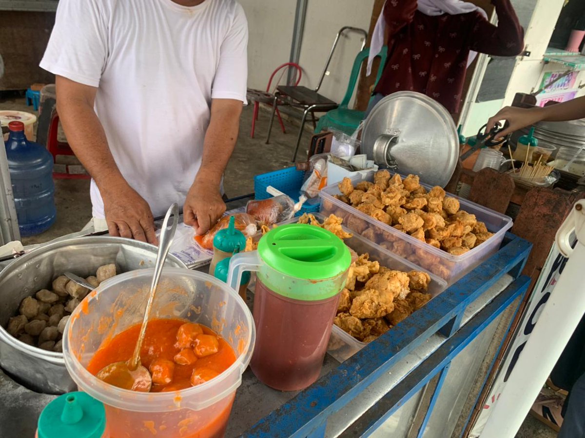 dewikuza's tweet photo. Throwback jaman SMA 🏫🍢
Makanan favoritku: PENTOL!! 
Pedes, gurih, murah, bikin nagih tiap pulang sekolah. 

Kalian gimana? Ada yang suka pentol juga ga? Atau ada jajanan legenda lain? https://t.co/tfIXg5ipFf