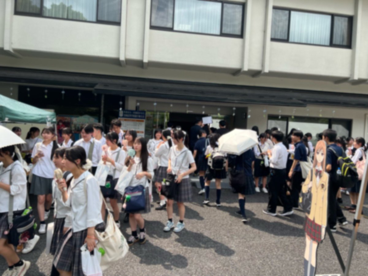 oumikangakukan's tweet photo. 【小倉百人一首競技かるた 第48回全国高等学校選手権大会】
昨日は一時雨が降る時間もありましたが、今日も朝からかなり暑くなっています💦
熱中症対策のため、こまめな水分補給をお願いします。
近江勧学館前のテントでは、冷たいお茶を100円で販売しています🧊
7月19日(日)は、8ブロックに分かれて団体戦予選を実施。各ブロックを勝ち抜いた代表8校による決勝トーナメントが行われます！
#高校かるた #かるた甲子園
※写真は昨日の様子です