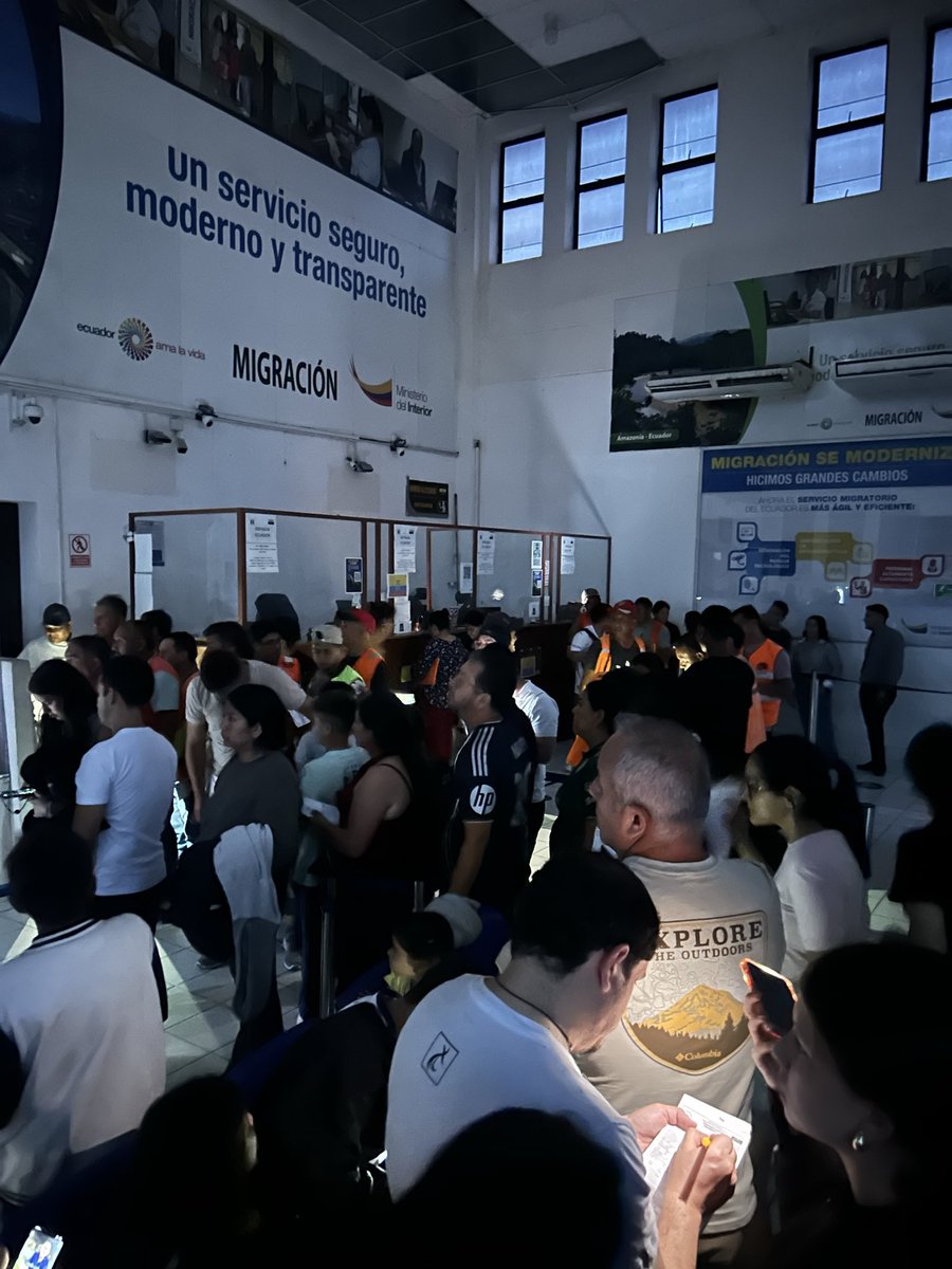 Abgcfernandez's tweet photo. Este el el maltrato que se recibe en el Centro Migratorio de la frontera Ecuador-Perú, más de dos horas de espera para registrar el ingreso al país, el CEBAF SIN LUZ @MinGobiernoEc @Presidencia_Ec @MigracionesPe @CancilleriaEc https://t.co/fZkALZrqBa