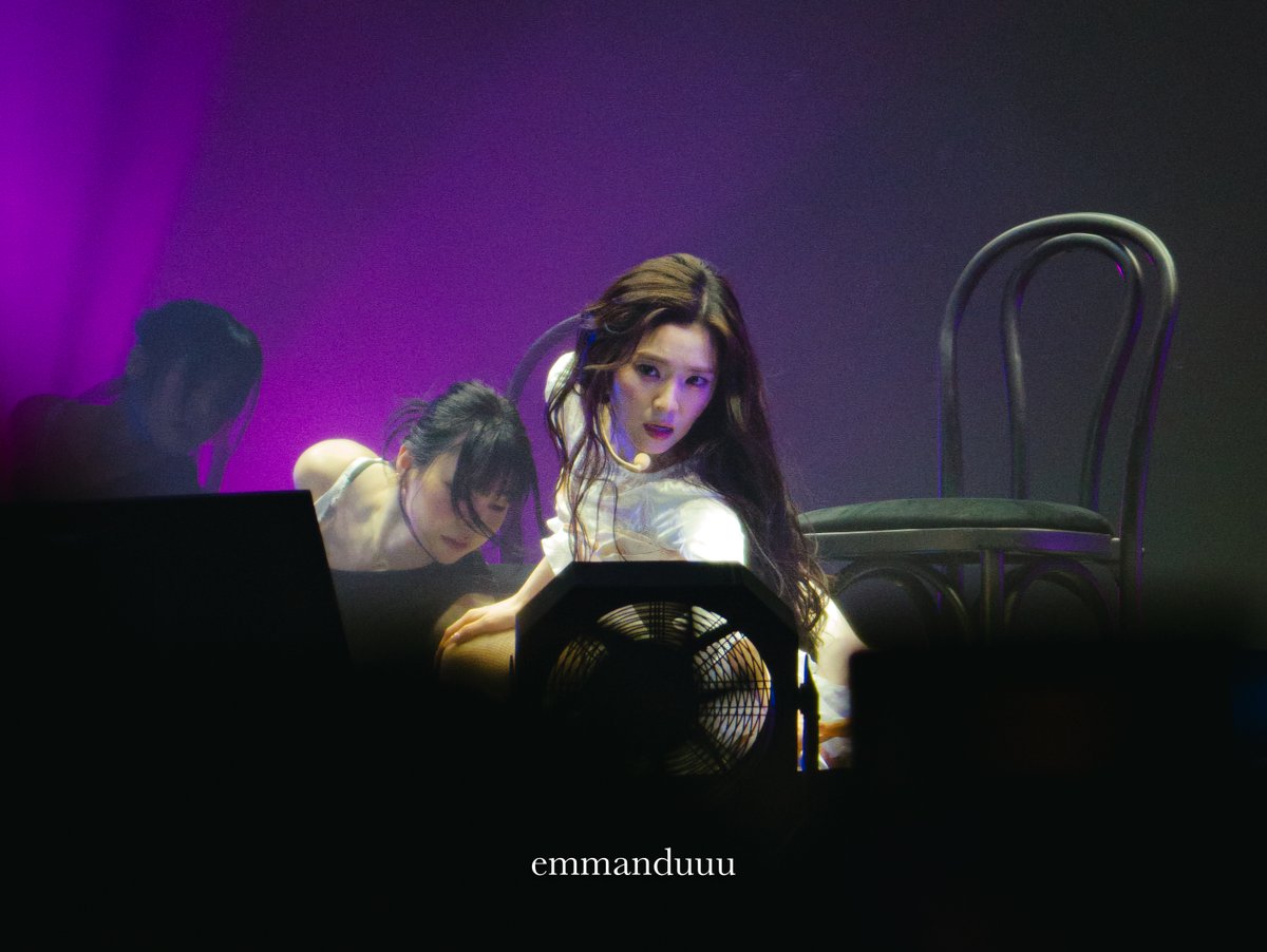 emmanduuu's tweet photo. 260718 i will bangkok

stage fan makes an appearance again lmaooo

#아이린 #IRENE https://t.co/gTgJ4uL8g3