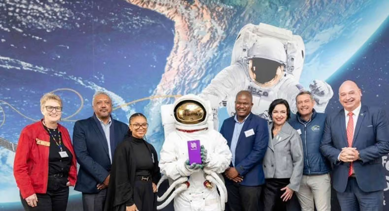 poaenglish's tweet photo. #Rooibos is heading to space! #SouthAfrica is sending seeds from its iconic indigenous plant to the International #SpaceStation this October for a groundbreaking space science experiment.
#PulseofAfrica #POA https://t.co/yjfQVNfKMo