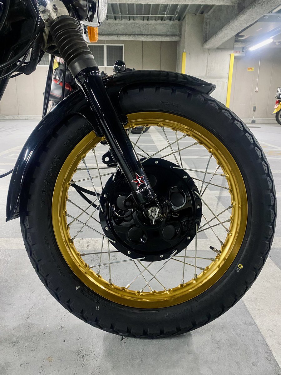 DO666_'s tweet photo. バイク屋さんに「うちのお客さんが毎朝かっこいいSRを見かけるって言ってて、それがエンジンが黒でホイールが金らしいんだよね」と。聞いたら毎朝通勤で通る場所でした。 https://t.co/2FcbiyDPq4