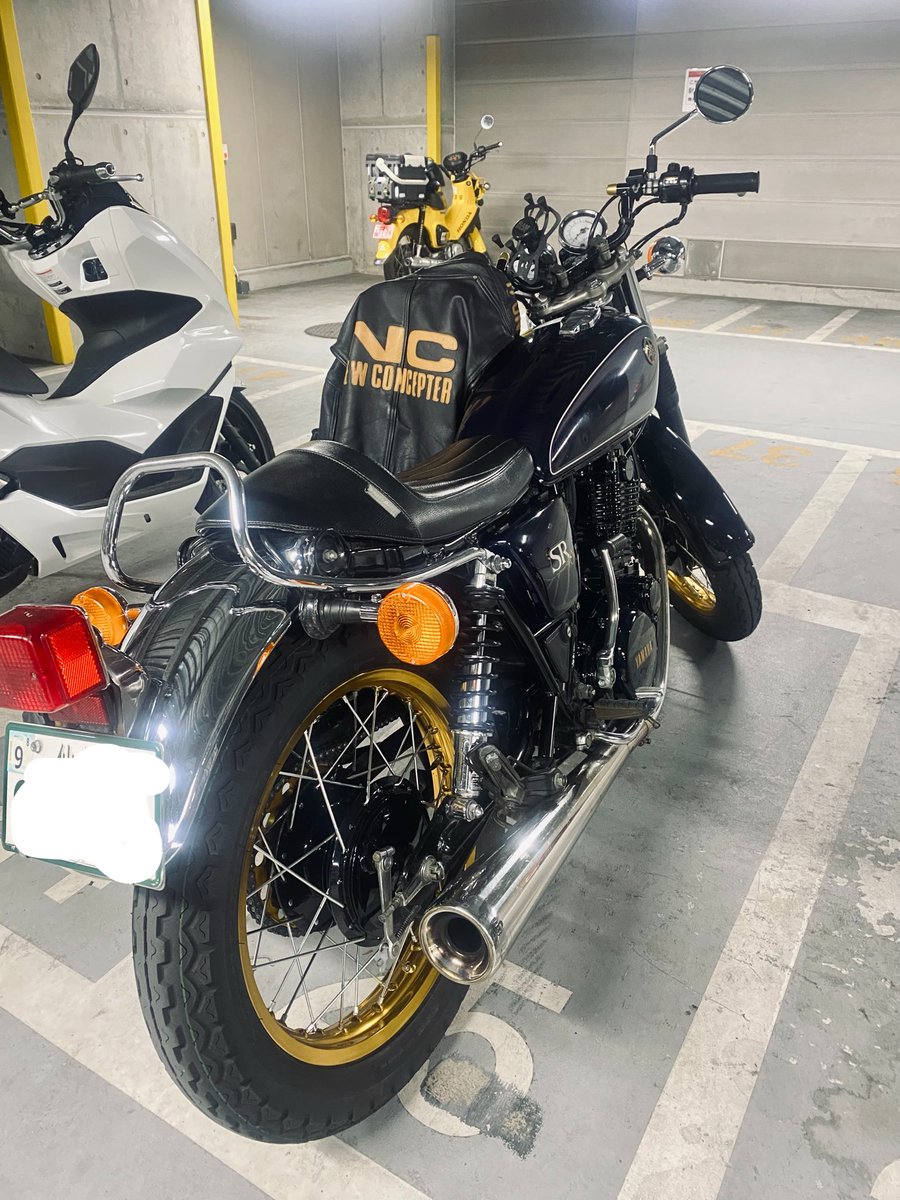 DO666_'s tweet photo. バイク屋さんに「うちのお客さんが毎朝かっこいいSRを見かけるって言ってて、それがエンジンが黒でホイールが金らしいんだよね」と。聞いたら毎朝通勤で通る場所でした。 https://t.co/2FcbiyDPq4