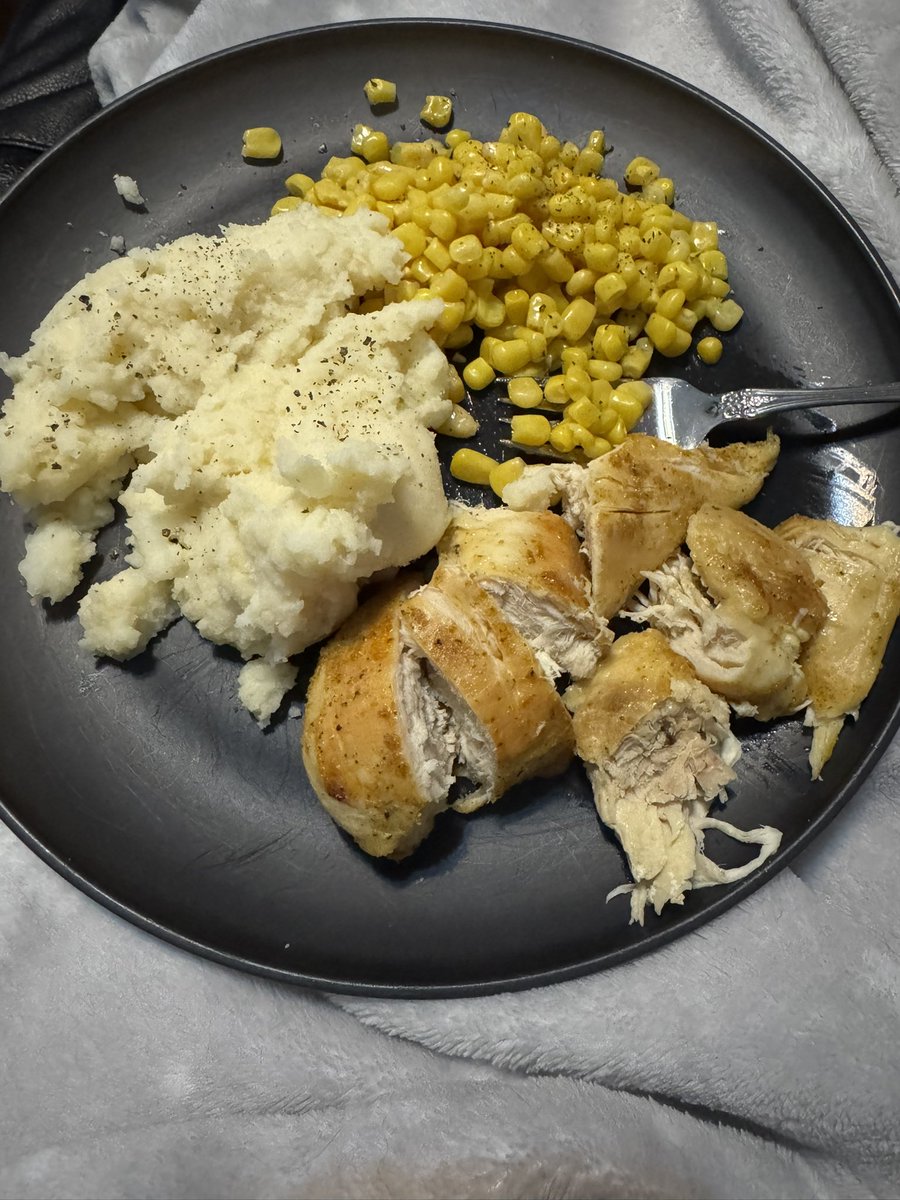 bedbambi's tweet photo. my math says this plate is ~550 cal and i find it pretty hard to believe.. https://t.co/h9aF2JMkdN