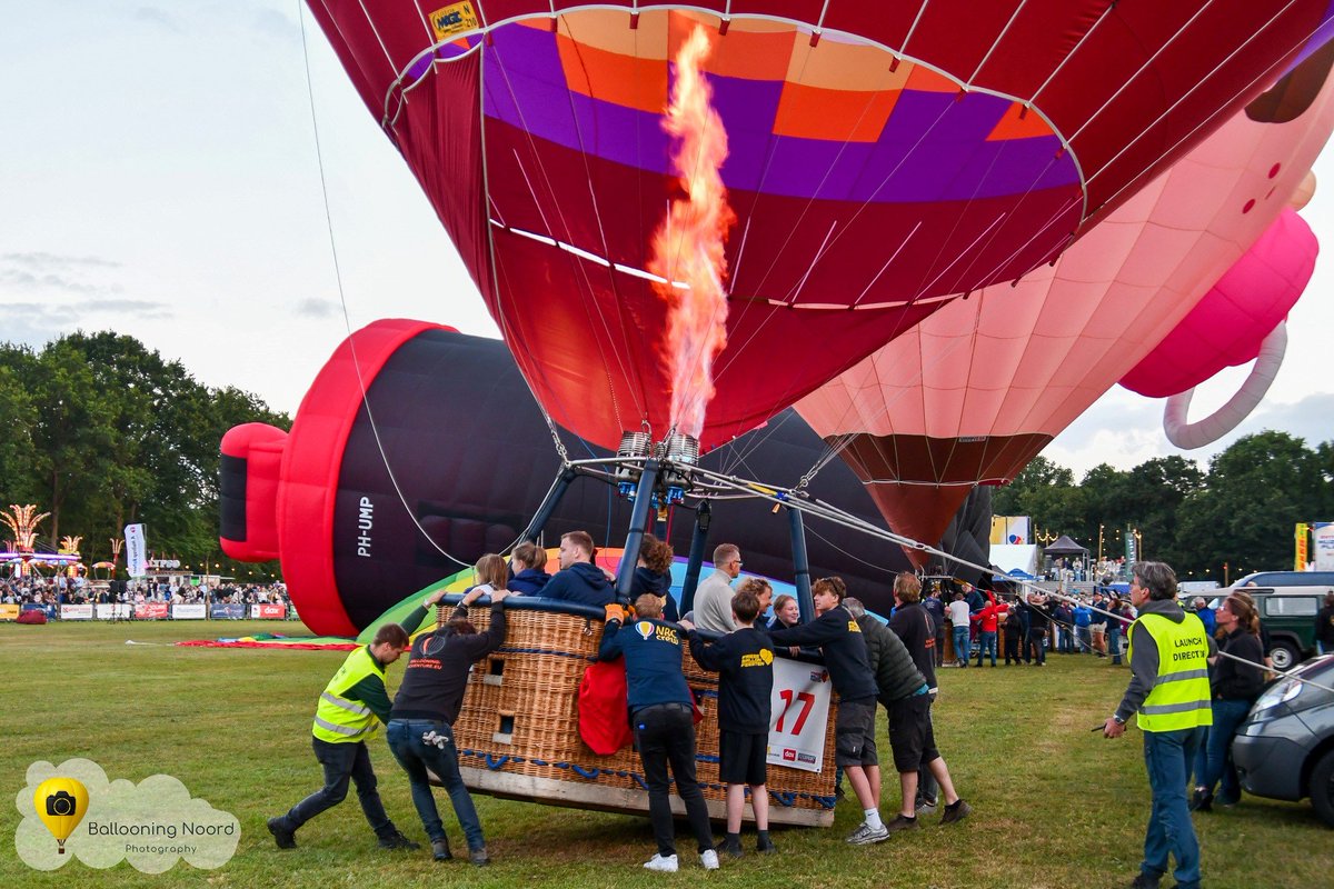BallooningNoord's tweet photo. Ook vanavond verraste moeder natuur ons weer. Ja, veel wind..hier en daar een bui. Maar toch konden er een aantal ballonnen opstijgen.
De Nutsbaan is omringd door bomen. Hierdoor is er mee bescherming van harde windvlagen. Dat komt de Friese Ballonfeesten goed uit. #Joure https://t.co/RXoZ50yXbg