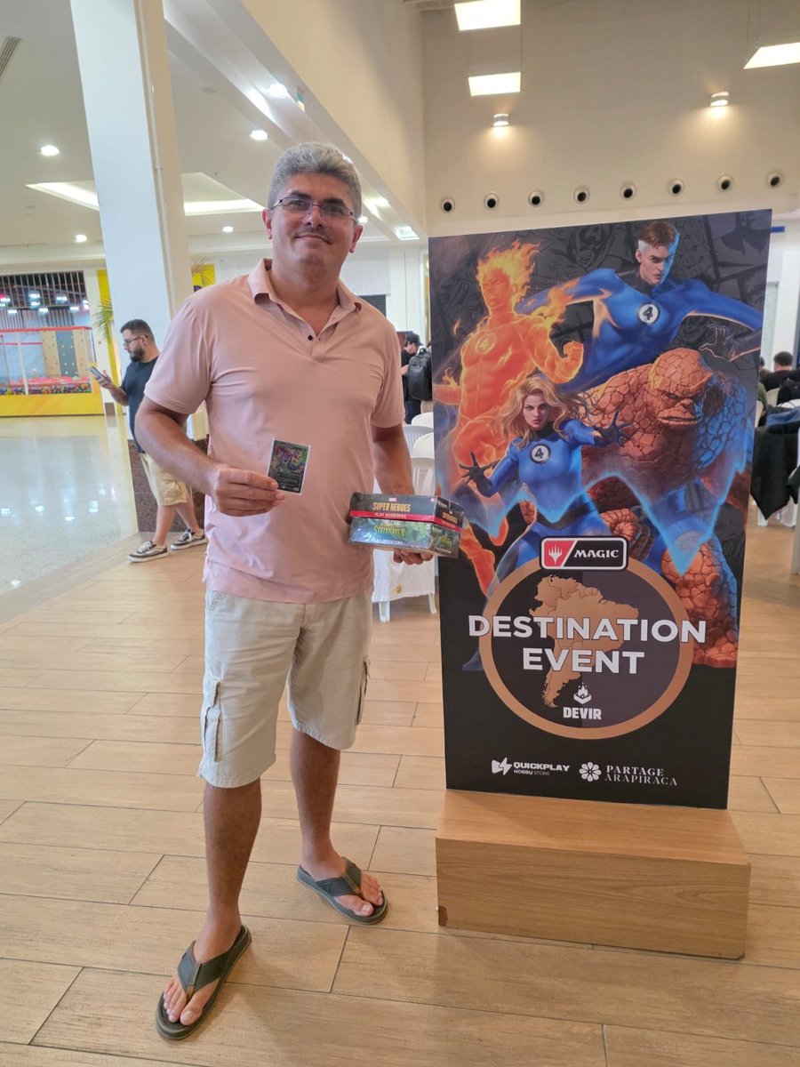 PCPalhares1's tweet photo. Vocês estão vendo esse cara aqui?

O nome dele é Maxwell (ou Suel, para os mais próximos). Com muita felicidade, posso dizer que ele saiu de Natal/RN, viajou cerca de 600 km até Arapiraca/AL e conquistou o Destination Event, garantindo sua vaga para Buenos Aires e uma premiação incrível!

Antes de qualquer coisa, quero deixar uma coisa muito clara: esse resultado é totalmente mérito dele. O esforço, a dedicação, as decisões durante o torneio e a conquista são exclusivamente do Maxwell. Eu apenas tive a satisfação de contribuir um pouquinho para essa caminhada, compartilhando minha lista, meu sideguide e algumas orientações.

Como amigo, fico extremamente feliz em vê-lo alcançar esse objetivo. E como criador de conteúdo, é muito gratificante saber que o material que produzo pode ajudar jogadores a performarem melhor, no caso de Suel ainda foi meu próprio deck que tive a felicidade de emprestar hehehehehe.

Se você também quer evoluir no Standard, tomar decisões mais seguras no pós-side e entender melhor o deck, meu sideguide e minha mentoria estão à disposição. 
https://t.co/jWrWyJI0Z5
Não existe fórmula mágica nem vitória garantida, mas existe muito estudo, preparação e conhecimento para encurtar o caminho.

Parabéns, Maxwell! Essa conquista é sua e foi mais do que merecida. Agora é representar em Buenos Aires! 💚🏆
@fireshoes for value
@firststriketeam