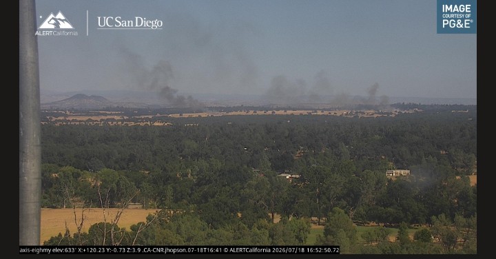 KernFiregraph's tweet photo. #FiveFire two separate brush fires totaling 2-3 acres, burning between the 5 and fuel break. This is south of Cottonwood. https://t.co/k3OhyLHc2w