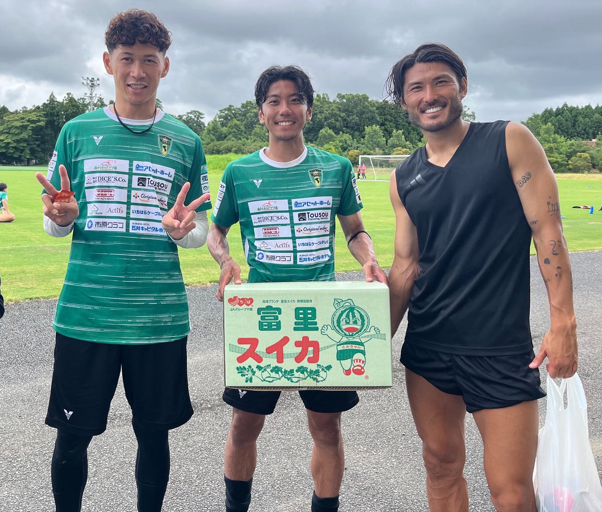 maki_kuma28's tweet photo. いよいよ来月JFL開幕
だんだんワクワクしてきた🙌ﾄﾞｷﾄﾞｷも💦
毎日練習がんばってください🙏
昨日VONDSグリーンパークに
新しい今シーズンの選手ポスターが
貼ってあった🙌
初めて見た、カッコいい〜✨
ガラスの内側だから反射して
うまく写らなくて残念。
ポスター売ってくれたら買うんだけどな https://t.co/N35TbNfagF