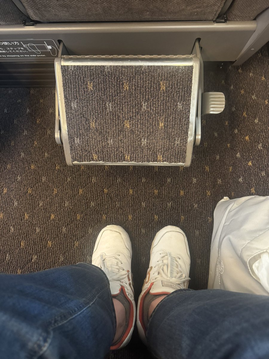 1971326Sa's tweet photo. 🤔🤔🤔
こんなの付いてたっけ❓
フットレストっていうんだ💦
初経験✨️ https://t.co/MVcj5AH3VH
