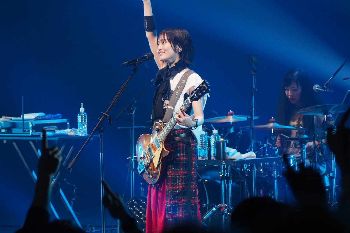 Grandeuomo2016's tweet photo. 先日、武道館公演を無事成功させられたシンガーソングライターの山本彩さんに弊社のストラップを着用した感想をインタビューでお答えいただきました！

Q.Grande uomoのレザーストラップを使ってみた感想を教えてください

A.しなやかでめちゃくちゃ肩馴染みが良く、安定感もあるので長時間使っていても疲れにくい所に助かっています。

Q.お気に入りのポイントを教えてください

A.表と裏で生地と色が違うところと、肉球をイメージしたステージ映え抜群のスタ��ズとスワロフスキーです。

Q.これからどんどん若い世代にもレザーストラップを使って欲しい！と思っていますが、オススメできる点はありますか？

︎長く使えば使うほど、自分の1本に育っていく楽しさがあると思います。

Q.最後に一言！

A.是非、皆さんも長く付き合っていける相棒と呼べる���うなストラップを見つけてください！

#山本彩 #ギターストラップ #Grandeuomo #スタッズストラップ
