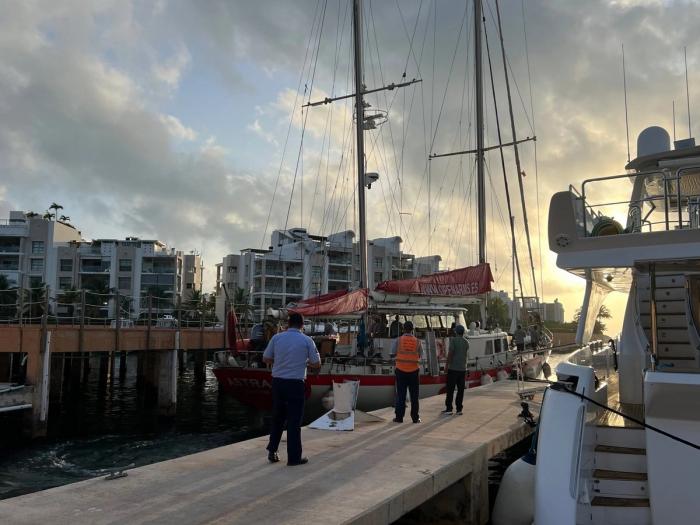 Granma_Digital's tweet photo. 🇪🇸🚢ǀ Esta mañana el buque de nacionalidad española Open Arms zarpó, con una nueva escala forzosa a Isla Mujeres, puerto quintanarroense, para terminar de cargar combustible, antes de su destino final, #Cuba🇨🇺, con toneladas de ayuda humanitaria.
🔗https://t.co/bl7yySdd25 https://t.co/7A3Pfq636S
