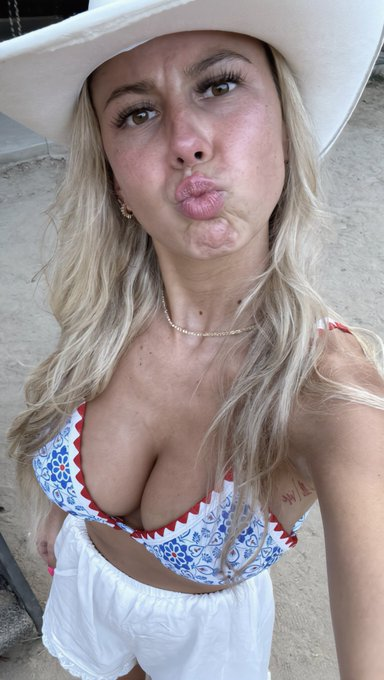 goonslager's tweet photo. Come on losers and fake goonettes. Feed daddy some wins before bed #wankbattle #goon https://t.co/3JTQm2CXXB