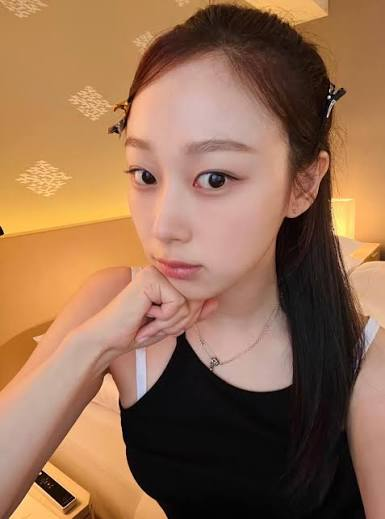 luvRiri's tweet photo. full makeup             and            bare face https://t.co/nwzegmuZwt