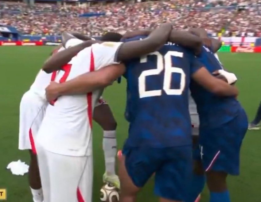 LaTayMexicana's tweet photo. El partido Francia vs Inglaterra fue como cuando no quieres ir a la fiesta, vas por puro compromiso y luego terminas así a las 3am con unas personas desconocidas bailando la Chona https://t.co/PQqhKCk5Y4