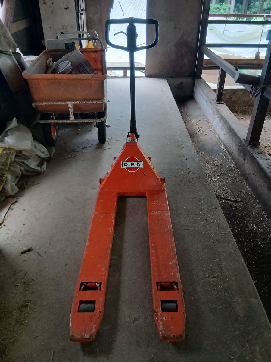 nokihay2014's tweet photo. T/B500kg等の荷物が奥へ運べなかったので、パレットとタイヤを買ってきて台車を作ろうかと相談したら、そんなんハンドリフト買えば良いし、その方が安いし壊れんと　なるほど、と言うことで買った https://t.co/2vGbR4q0St