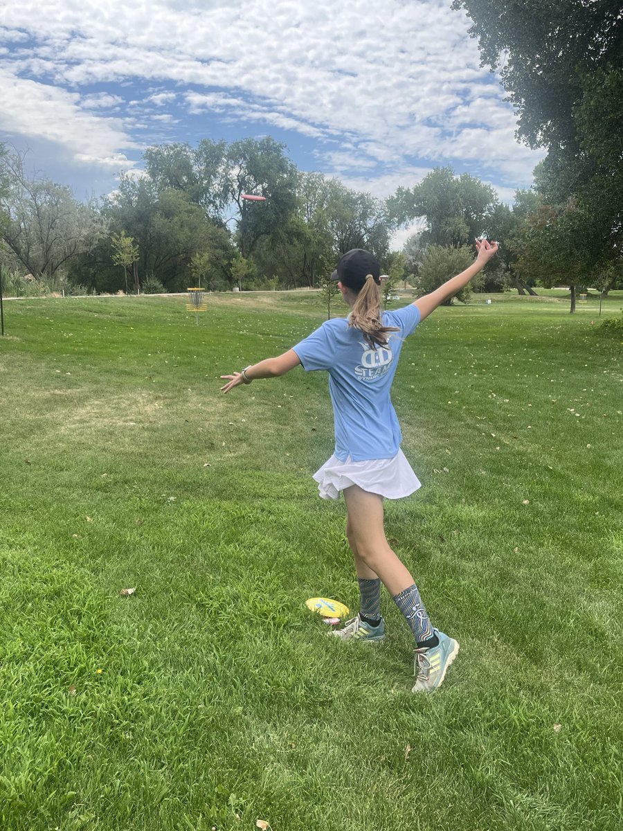 HaydenWiebusch's tweet photo. 2026 USWDGC (Saturday)
Third round @ Roots - currently in 7th Place in FJ15
#bedynamic
#discgolf
#growthesport
#kidsdiscgolf
#respecthergame
#throwpink https://t.co/lNf15rtbDp