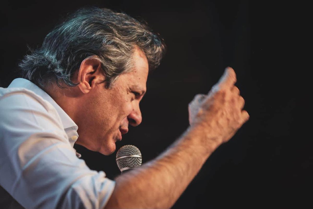 simaopedro_SP's tweet photo. O nosso pré-candidato ao governo de São Paulo, Fernando Haddad, percorreu na quinta (16) e sexta-feira (17) as regiões Noroeste e São José do Rio Preto no interior paulista, para dialogar com trabalhadores, empresários, prefeitos e vereadores, militantes sindicais e dos partidos da aliança PT, PV, PCdoB, PSB, PSOL, Rede e PDT, sobre seus planos para recuperar a economia paulista, enfraquecida pelo governo bolsonarista de Tarcísio e alinhar o governo estadual com as políticas desenvolvimentistas e sociais do governo Lula.

Ao lado de Marina Silva e Simone Tebet, pré-candidatas às duas vagas em disputa para o Senado, Haddad ouviu, deu entevistas e até cantou num evento mais descontraído.  

Plenárias cheias, boa recepção e animação foi o que se viu nas várias atividades em Jales, Votuporanga, São José do Rio Preto e outras onde a Caravana passou. Como diz o slogan destas atividades, o interior é nosso força!