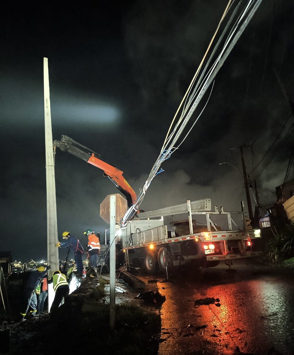 CGE_Clientes's tweet photo. Debido al #SistemaFrontal 🌧️ que afecta a distintas regiones del país, brigadas de CGE 👷 realizan trabajos de reparación de infraestructura eléctrica dañada en el sector Cerro Obligado, comuna de #Coronel, con el objetivo de avanzar en la reposición del suministro eléctrico ⚡. Recomendamos transitar con precaución por el sector 🚧.