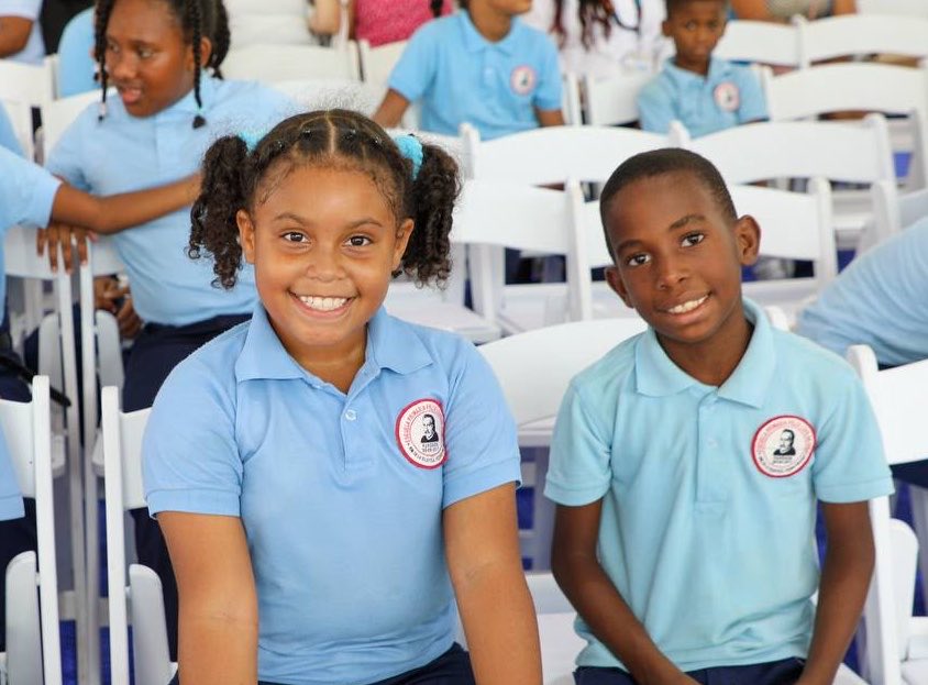 dpprdo's tweet photo. El presidente @luisabinader entregó la moderna Escuela Básica Minerva Mirabal en Los Cerros de Sabana Perdida, ampliando el acceso a una educación de calidad para más de 900 estudiantes.

🔗 Amplía en https://t.co/dlx9bzMHyZ https://t.co/GELV9DJEV0