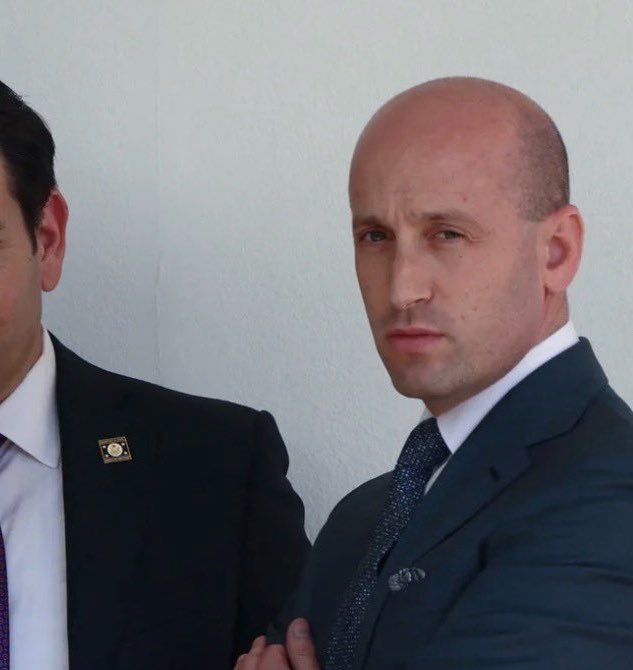 elapagondedic's tweet photo. Este sujeto, Stephen Miller, es el gringo judío responsable de la muerte migrantes mexicanos (y de otras nacionalidades) a manos de ICE.

Nunca lo olviden: Miller es un verdadero criminal. https://t.co/QpPrgnGahP