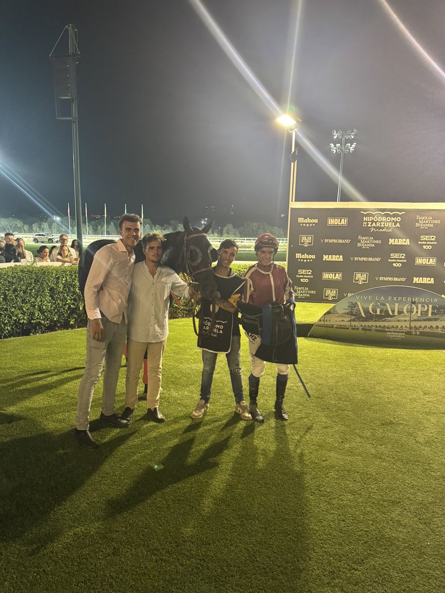 HipodromoMadrid's tweet photo. Tercera carrera: Premio GILERA (AMAZONAS Y GENTLEMEN) @Aegri1955 

🥇 Black Voice, Cuadra Enrique Fernández de Vega @Enriquefvs, preparación de Miguel Delgado @_miguel_dr y monta del Sr. Jesús Borrego @JesusBorreeevi 
🥈 Chiquitín 
🥉 Iconic Stars 

¡Enhorabuena a los ganadores!🏇🏆