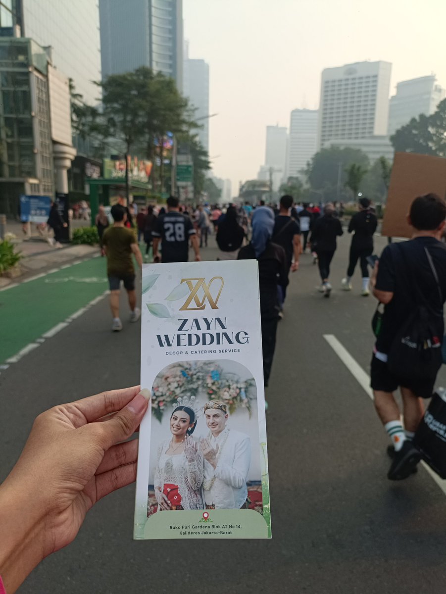 ra_unda's tweet photo. Tiba-tiba banget lagi lari dikasih brosur WO nanti nikahnya sama Zayne nih? https://t.co/Kw8qad2jx1