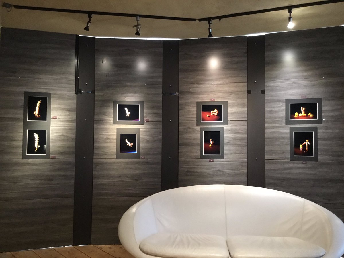 LandsEnd2017's tweet photo. 🎩『エセム・万 solo exhibition/TRANSCENDENCE』本日7/19(日)最終日です‼️◎作家様在廊されます◎13時-18時まで/入場無料
人間の深層心理や性をテーマに、人間の奥底に隠された幻想的な幻像や風景をアートで表現されています。

#エセム万　#絵画　#現代アート　#エロティシズム https://t.co/pbZ9l4ytJT
