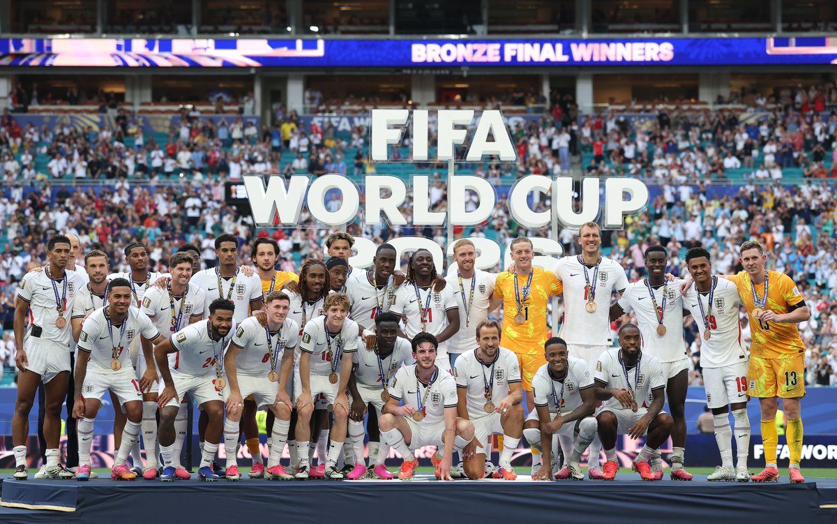 rbarwanda's tweet photo. 📸AMAFOTO📸

Ikipe y’Igihugu y’u Bwongereza yegukanye umwanya wa gatatu mu Gikombe cy’Isi cya 2026, itsinze u Bufaransa ibitego 6-4.

Uyu mukino wabereye i Miami, wasize Umufaransa Kylian Mbappé ayoboye abamaze gutsinda ibitego byinshi [22] mu mateka y’iri rushanwa, mu gihe afite ibitego 10 muri uyu mwaka.

U Bufaransa 4-6 U Bwongereza [⚽️K Mbappé (48', 66'), B Barcola (54'), O Dembélé (90+6') | D Rice (3'), E Konsa (18'), B Saka (37', 45+1', 87' pen), J Bellingham (90+8')

#RBASports #FIFAWorldCup