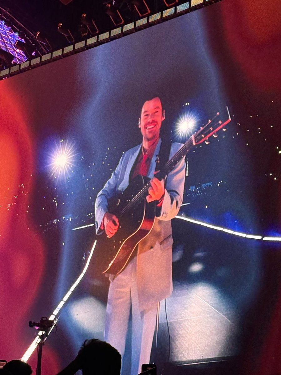 harrysbrasil's tweet photo. LINDO DEMAIS! Harry no Estádio MorumBis para a segunda noite da #TogetherTogetherSãoPaulo! 

via harrysbrasil https://t.co/HSYxPfhrjN