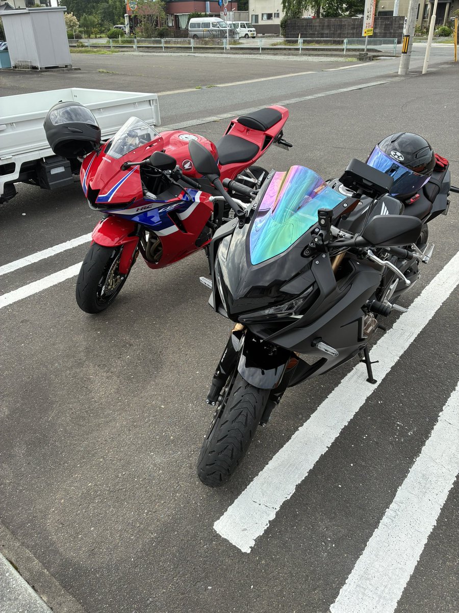 ryo19950509's tweet photo. 職場の元先輩と朝ツーに行きました！
朝は涼しくて最高に良かったです！
#CBR650R
#バイク 
#ツーリング 
#インスタ360 https://t.co/NhOVGMRKzq