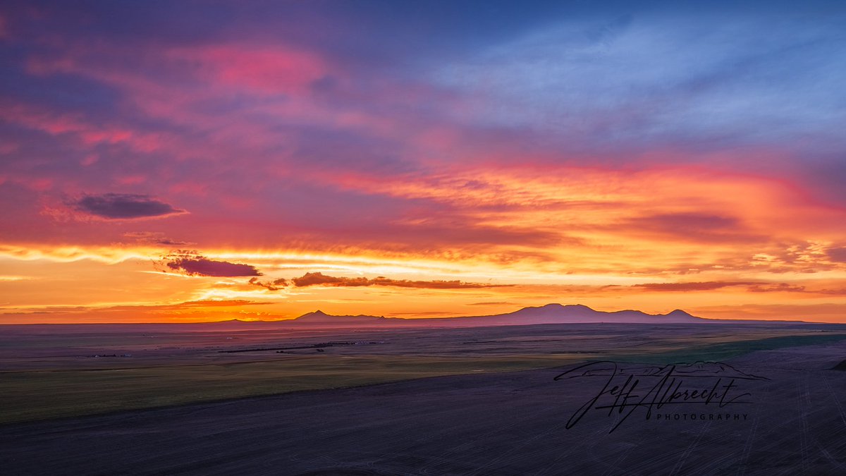 MontanaImgs's tweet photo. Went out last night for storms (which petered out), switched to trains, then this happened - North Central Montana https://t.co/DZ9KIPRsTI