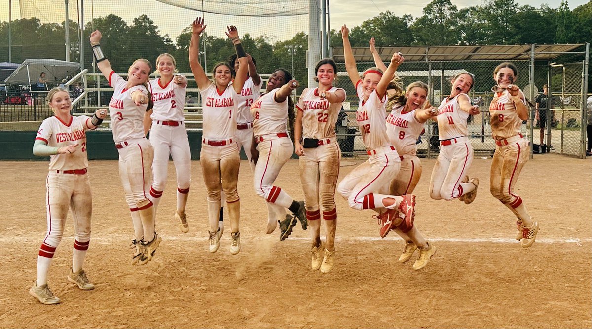 ReaganMoye's tweet photo. Down 1-0... 2 Run 💣 to go ahead! #travelball #dingers @BradGrinstead @MCCEaglesSB @LetsGoICC_SB @carsonowens12 @coastalsouthsb @defo25 @UWA_Softball https://t.co/eLgcVDAY3Q