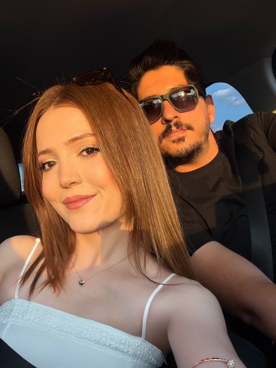 Zeynepilik211's tweet photo. Onarılmaz bir şey yaptım,
Bir bağ kurdum.
Bu günübirlik dünyada, 
Seninle.🤍
İyi ki doğdun benim en güzel hissim✨
@Fatihhycll https://t.co/Ztw8XxRpju