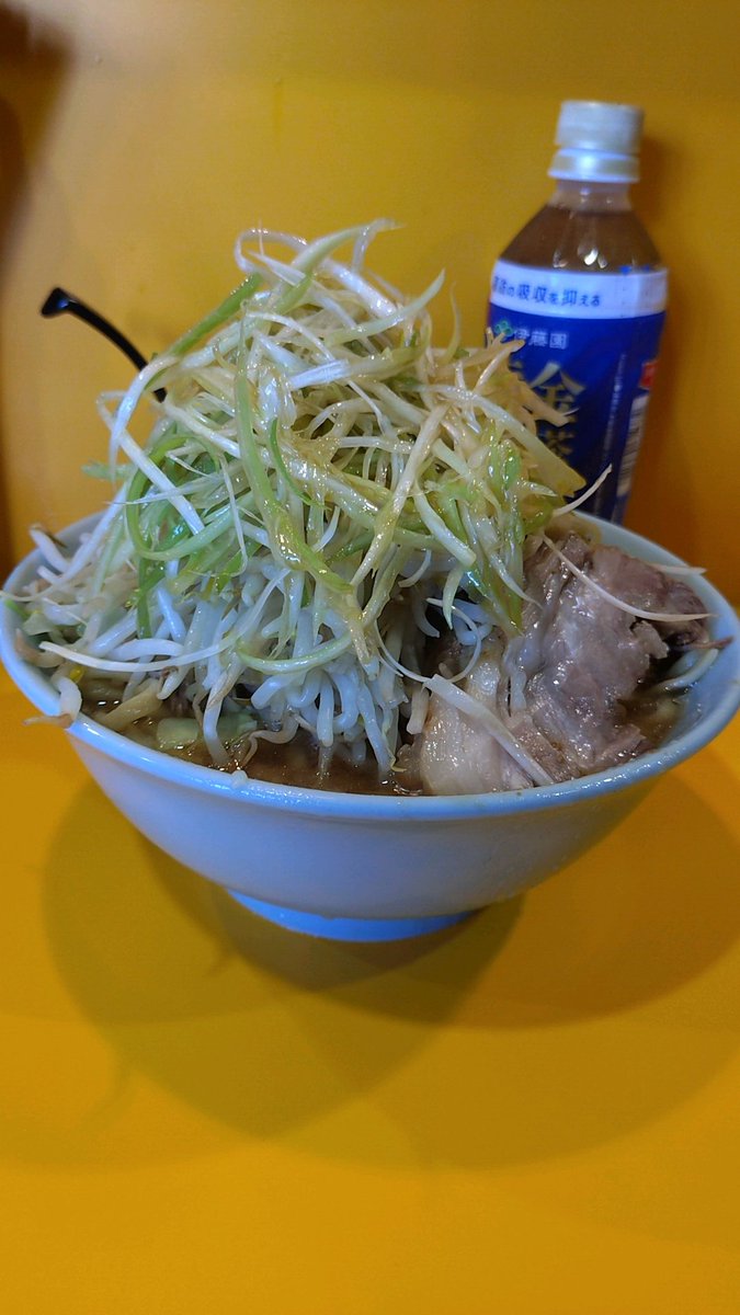ranjun31's tweet photo. ラーメン二郎　八王子野猿街道店2

小（￥1,100）
ネギ（￥150）
そのまま

朝ラー9時のラーメン！
ごちそうさまでした😋 https://t.co/gr1RvSPo2c