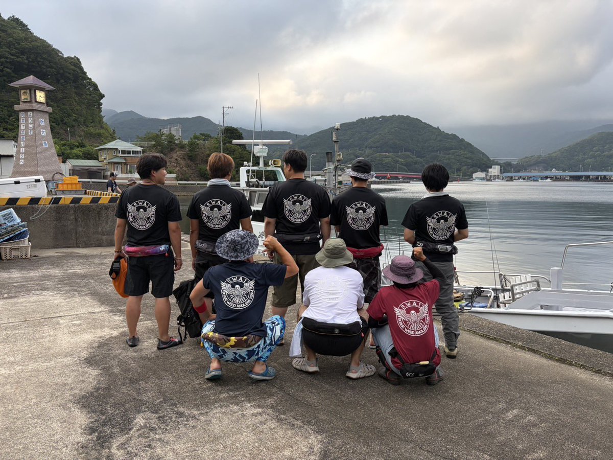 seeker_hiro's tweet photo. 昨晩こちら！
同級生8人で三重県にイカメタル🦑毎年恒例になってきて、お揃いのTシャツ着てワイワイ楽しんで来たよー😊

1日前の釣果があまり良くなかったみたいだけど、竿頭が39杯🦑🦑ボクは20杯🦑と大健闘！？
#釣り
#イカメタル
#翔吉丸 https://t.co/gpDKtZyi5K