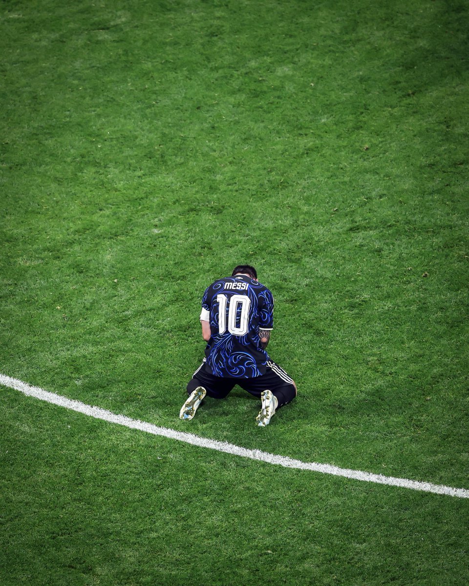 thiago_fan6's tweet photo. Mañana, lastimosamente, llegamos al último capítulo. El mejor "last dance" de la historia. Imagínate despedirte del fútbol, a nivel selecciones, jugando una final con tu país en busca de un bicampeonato mundial. La realidad superó la ficción.

La carrera de Lionel Andrés Messi Cuccittini es la más gloriosa en la historia de este deporte.

Sea cual sea el resultado, gracias por tanto fútbol Lionel. Nunca volveremos a ver a nada igual.