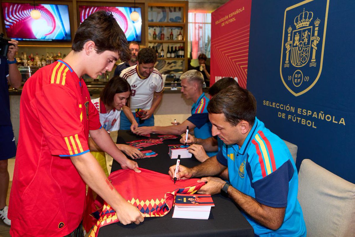 SEFutbol's tweet photo. 🥹 Último Meet &amp; Greet del Mundial.

Gracias, afición, por acompañarnos siempre y regalarnos tantos momentos inolvidables.

#VamosEspaña | #CopaMundialFIFA https://t.co/Oeb1aHg6P2