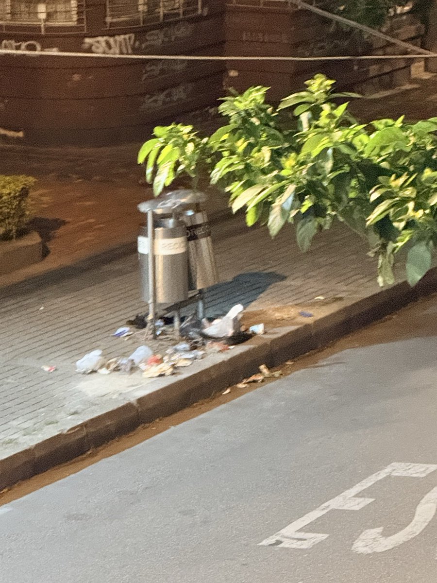 Sauler24's tweet photo. @teusaquillo13  @Bogota  todos los días es peor ! La cantidad de basura en la localidad . Cra 17 con 32 https://t.co/0Ppr85f2xW