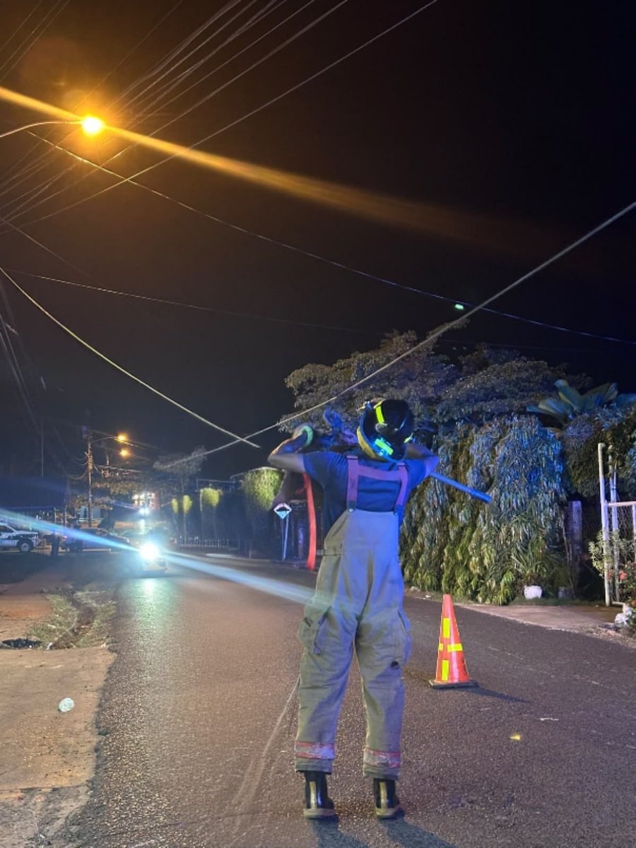 BCBRP's tweet photo. ⚡🚒 #PanamáEsteDarién | Bomberos atendieron un cable del tendido eléctrico caído en Las Margaritas. Se aseguró el área y se coordinó la reparación. ¡No te acerques y reporta riesgos! #BCBRP https://t.co/PZohRdPcL3