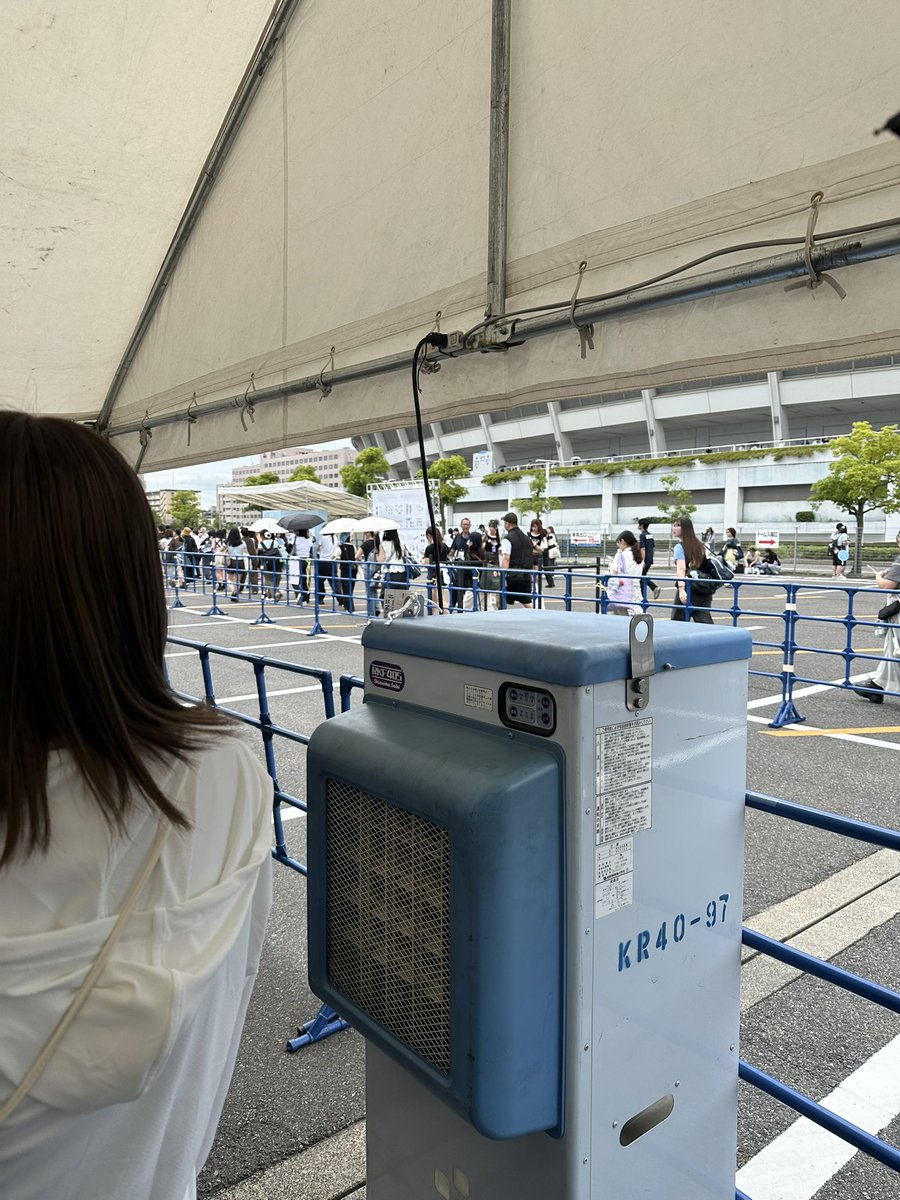 yuuna_haruna's tweet photo. JO1さっき会場到着したけど、ガチャ列スムーズすぎる。何回か列折り返しはしてるけど、所々屋根ある✨
逆にグッズ列がドーム外周に列出来てる https://t.co/pWN8Lv8Spv
