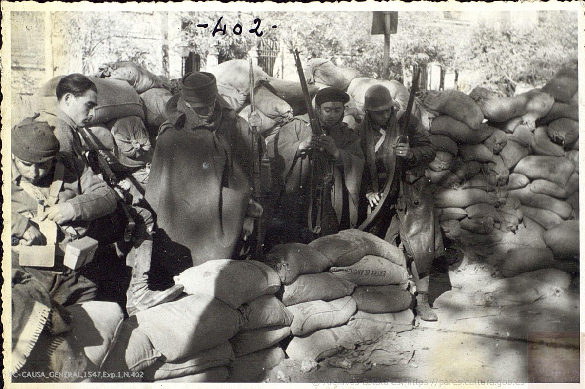 AgitPropArchive's tweet photo. Fotografía de cinco milicianos de las Brigadas Internacionales limpiando sus fusiles. https://t.co/IoF4fAKxb6