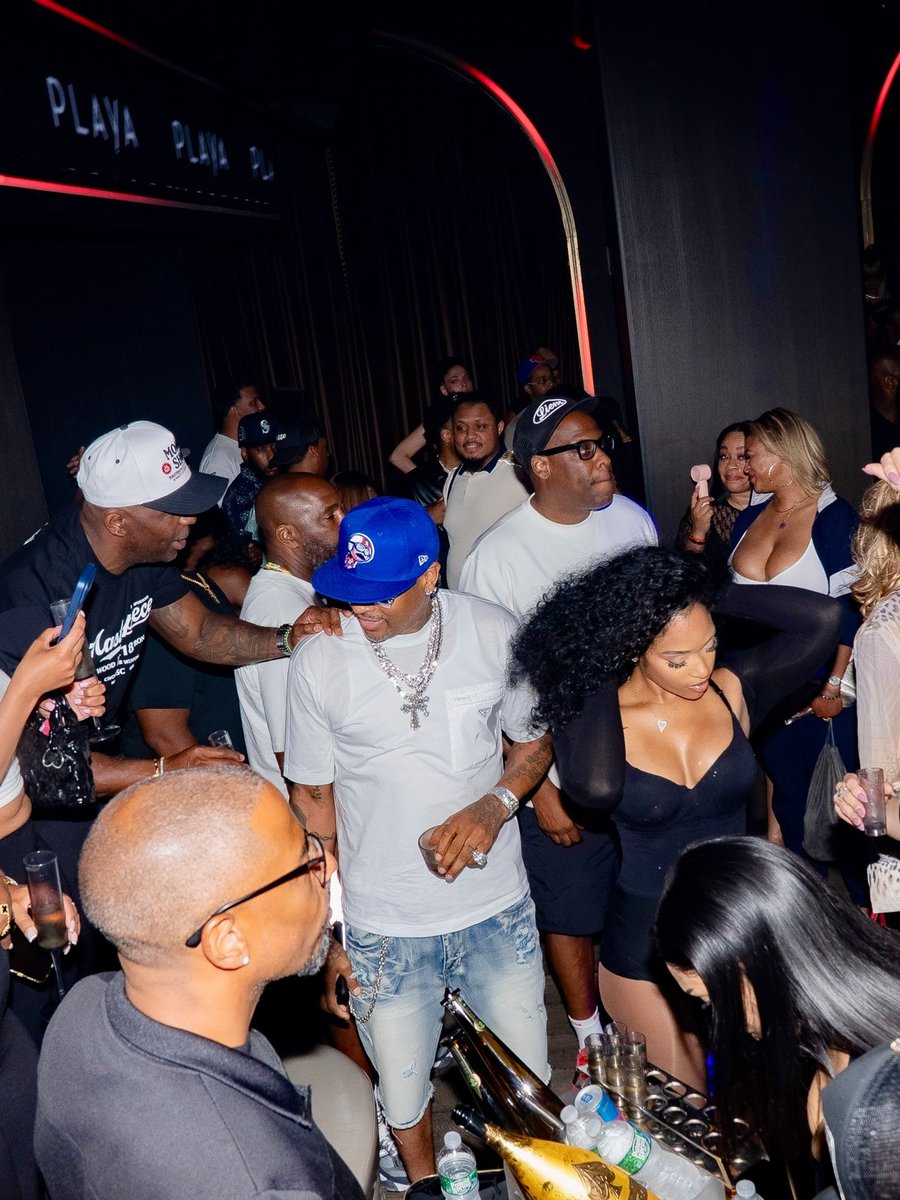 wavecheckers's tweet photo. Allen Iverson outside in NYC 🔥 https://t.co/W6ylouCzL4
