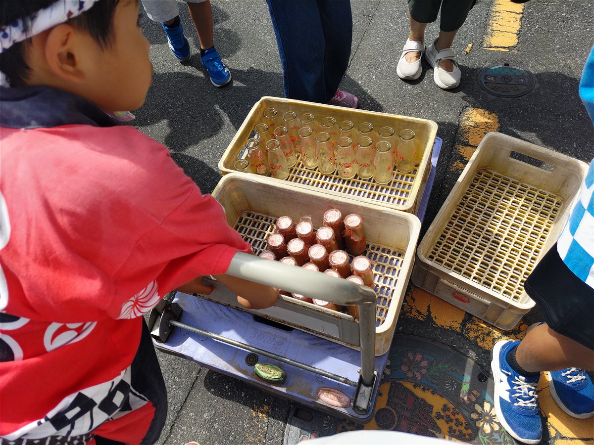 osawamilk's tweet photo. 吹上夏まつりで、弊社近くに子供たちが引く山車がやってきました。今年も瓶コーヒー牛乳を100本差し入れしました。暑い中、保護者や祭り関係者の皆様、ご苦労様です。  また、ビンの回収やゴミの収集ありがとうございます。
#吹上夏まつり 
#大沢牛乳 https://t.co/sNP8bsjrVw