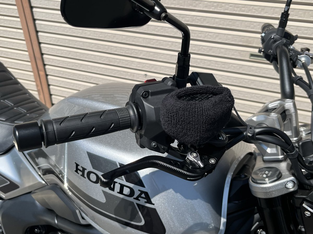 macchina01's tweet photo. #CB1000F
#SPEEDRA

暑くなる前にショートアジャストレバーをサクっと交換しました🤚
 基本的にブレーキは指2本なので…
ショートで良いんです🙆
アジャストレバーのチタンカラーもバイクにフィットしました😃👍 https://t.co/61ZSqfPDvz